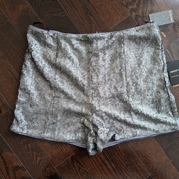 Forever 21 Sequin Shorts silver sz L NWT - Picture 4 of 5